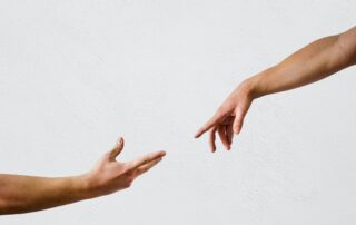 deux mains qui se rejoignent